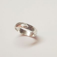 Strieborný prsteň - polguľatá obrúčka vzorovaná