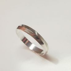Strieborný prsteň - obrúčka polguľatá vzorovaná